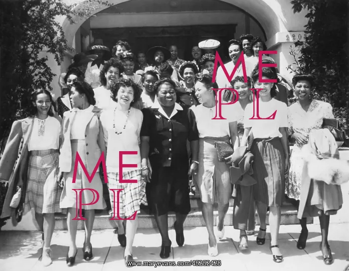 : Hattie McDaniel leads entertainers to perform : Hattie McDaniel leads entertainers to perform