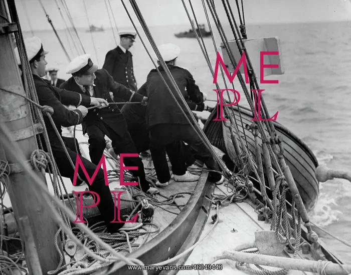 : Hauling a dinghy aboard : Hauling a dinghy aboard