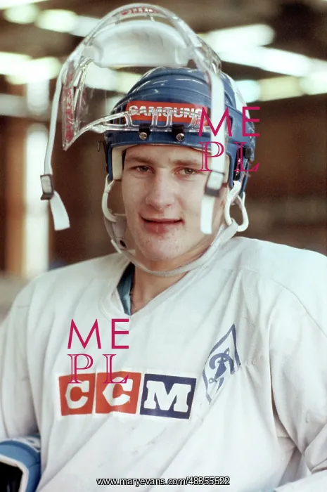 : HC Dynamo Moscow forward Alexei Kovalev, 1991 : HC Dynamo Moscow forward Alexei Kovalev, 1991