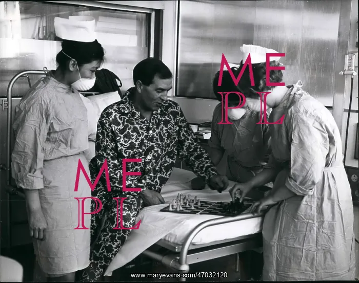 : Heart transplant patient plays chess with nurses, London : Heart transplant patient plays chess with nurses, London
