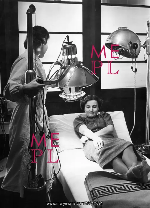 : Heat lamp therapy, 1943 : Heat lamp therapy, 1943