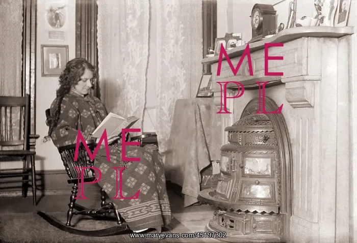 : In a heavy robe, a woman reads in front ? : In a heavy robe, a woman reads in front ?
