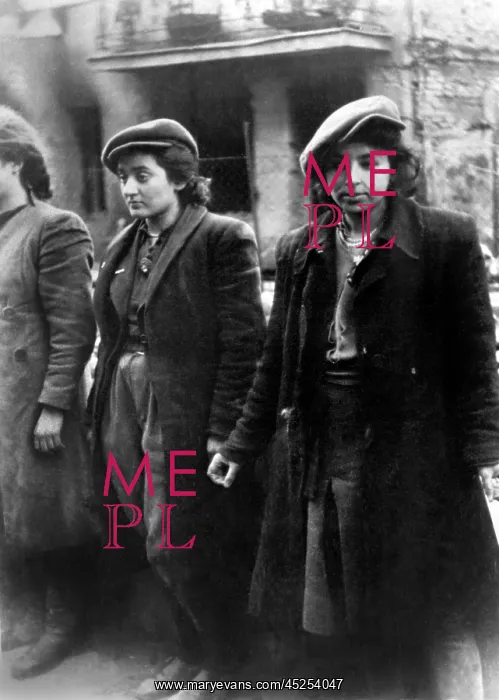 : Hehalutz women captured with weapons during : Hehalutz women captured with weapons during