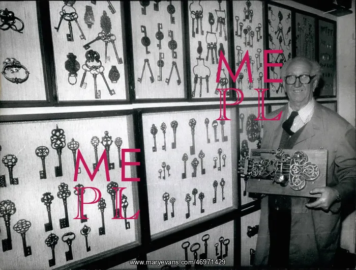: Heinrich Pankofer with large key collection, Munich : Heinrich Pankofer with large key collection, Munich