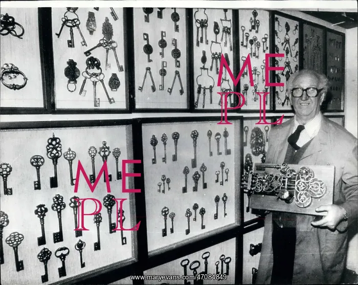 : Heinrich Pankofer with large key collection, Munich : Heinrich Pankofer with large key collection, Munich