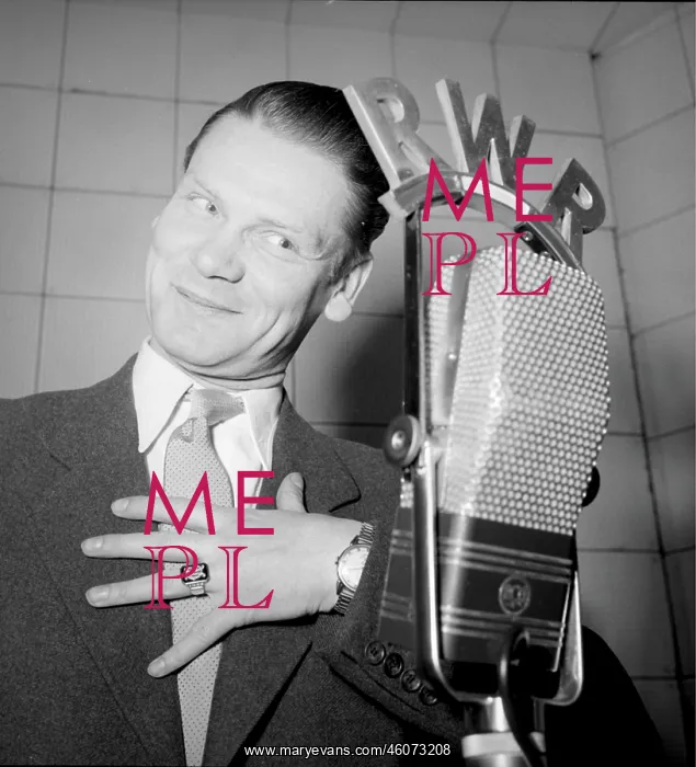 : Heinz Conrads in the studio of the radiostation : Heinz Conrads in the studio of the radiostation