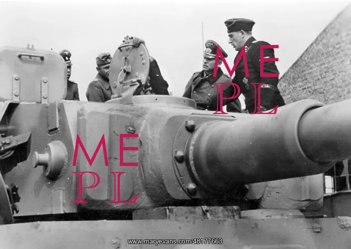 : Heinz Guderian visited a tank unit on the Eastern Front, 194 : Heinz Guderian visited a tank unit on the Eastern Front, 194