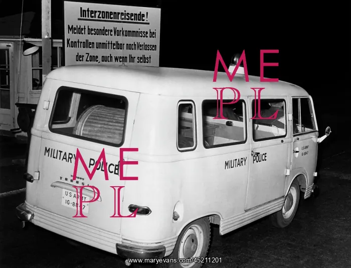 : Held back US convoys are supplied from West Berlin : Held back US convoys are supplied from West Berlin