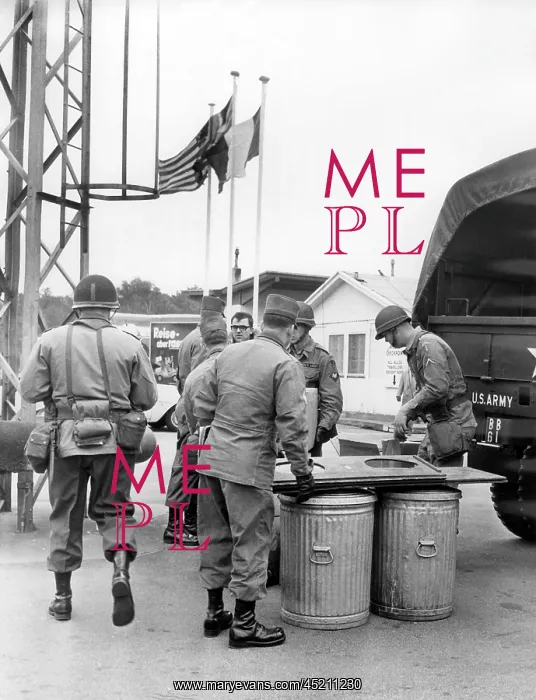 : Held back US convoys are supplied from West Berlin : Held back US convoys are supplied from West Berlin
