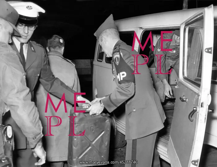 : Held back US convoys are supplied from West Berlin : Held back US convoys are supplied from West Berlin