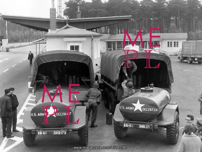 : Held back US convoys are supplied from West-Berlin : Held back US convoys are supplied from West-Berlin