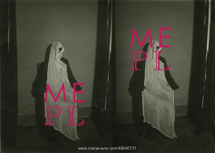 : Helen Duncan during a s?ance showing ?ectoplasm : Helen Duncan during a s?ance showing ?ectoplasm