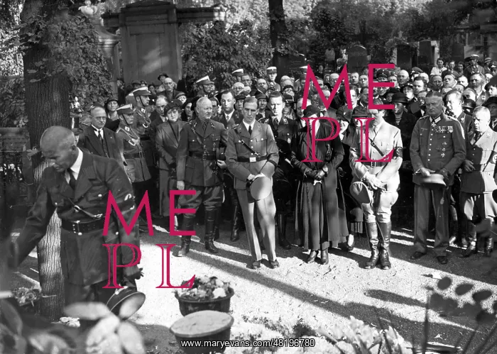 : Helene Bechstein, Adolf Hitler at the funeral of Edwin Bechs : Helene Bechstein, Adolf Hitler at the funeral of Edwin Bechs