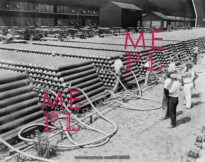: Helium storeroom in Lakehurst, 1938 : Helium storeroom in Lakehurst, 1938