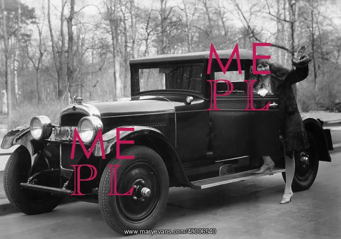 : Hella Hoffmann next to a Nash convertible, 1928 : Hella Hoffmann next to a Nash convertible, 1928