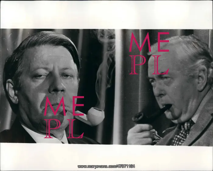 : Helmut Schmidt and Harold Wilson smoking pipes : Helmut Schmidt and Harold Wilson smoking pipes