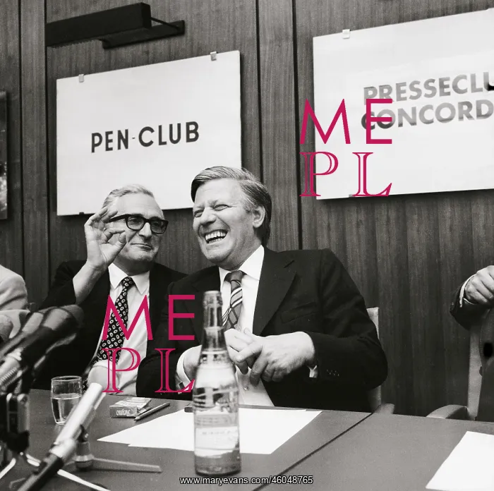 : Helmut Schmidt in a press conference : Helmut Schmidt in a press conference
