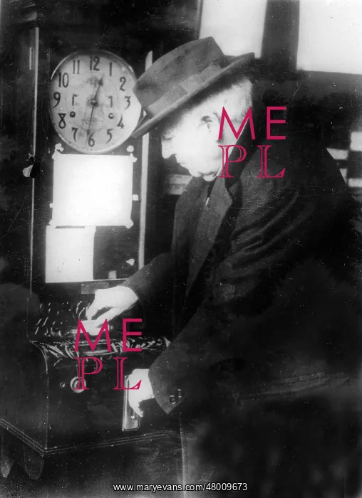 : Henry Ford welcomes Thomas Alva Edison : Henry Ford welcomes Thomas Alva Edison