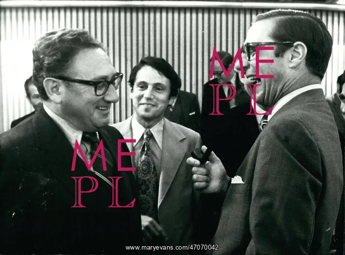 : Henry Kissinger and delegate at OECD meeting : Henry Kissinger and delegate at OECD meeting