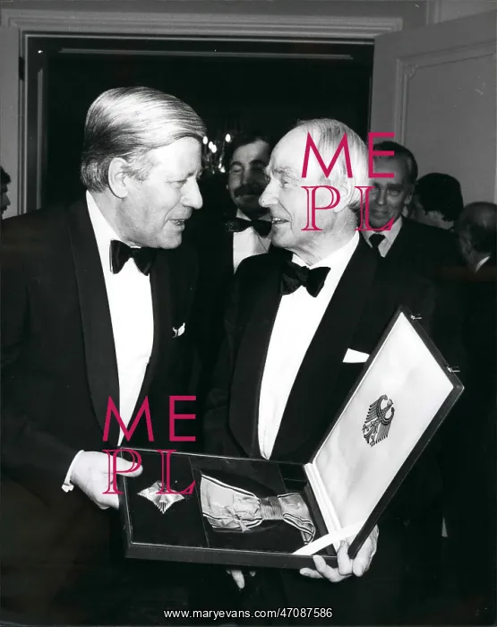 : Henry Moore receives Order of Merit at German embassy : Henry Moore receives Order of Merit at German embassy