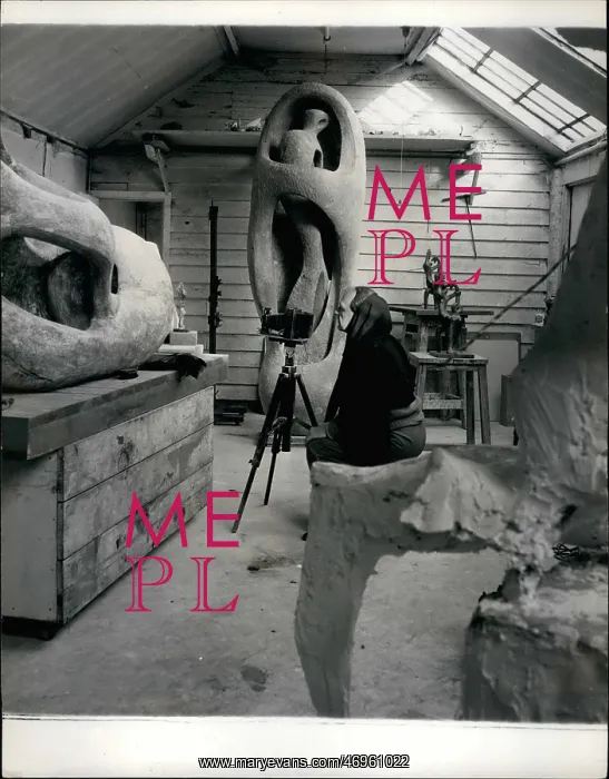 : Henry Moore, sculptor, photographing his own work : Henry Moore, sculptor, photographing his own work
