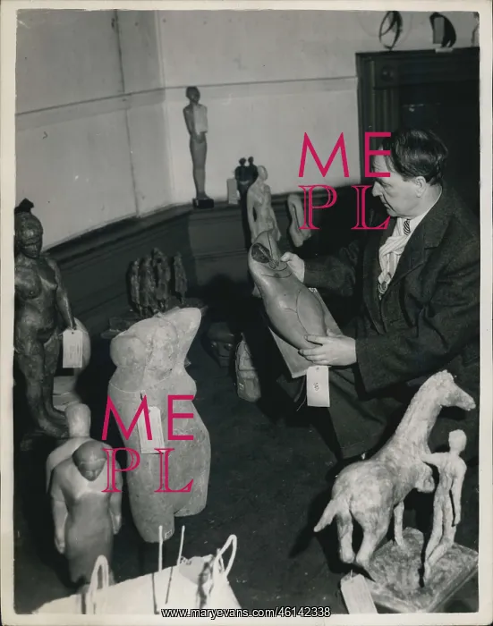 : Henry Moore, sculptor, selecting works at RBA Galleries : Henry Moore, sculptor, selecting works at RBA Galleries