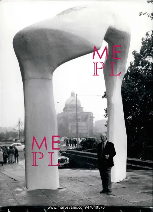 : Henry Moore with sculptures, exhibition in Munich : Henry Moore with sculptures, exhibition in Munich