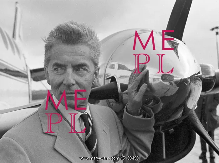 : Herbert von Karajan - arrival - aircraft - airplain - Prague : Herbert von Karajan - arrival - aircraft - airplain - Prague