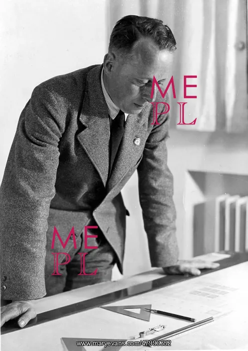 : Hermann Giesler, architect, at the drawing board : Hermann Giesler, architect, at the drawing board