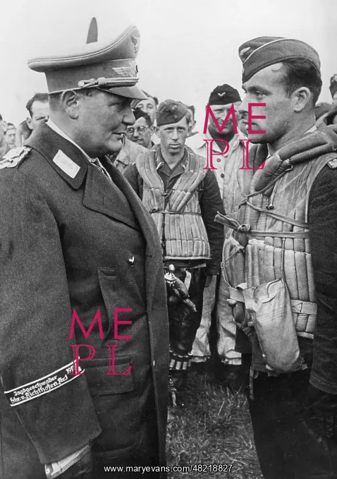 : Hermann Gnring and a Luftwaffe pilot, 1940 : Hermann Gnring and a Luftwaffe pilot, 1940