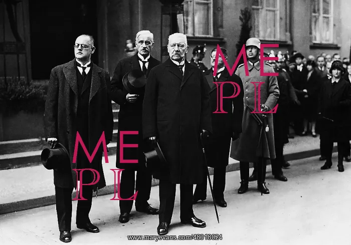 : Hermann Mueller and Paul von Hindenburg at the funeral of Gu : Hermann Mueller and Paul von Hindenburg at the funeral of Gu