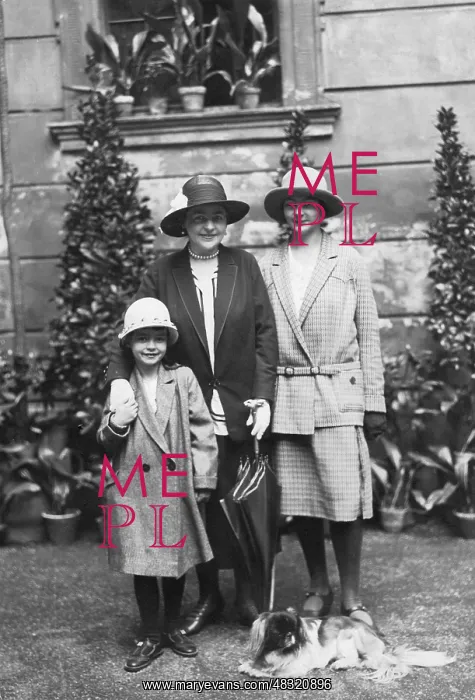 : Hermine Reuss Elder line with two children, 1926 : Hermine Reuss Elder line with two children, 1926