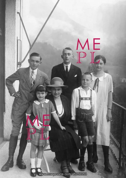 : Hermine Reuss Elder Line with her five children : Hermine Reuss Elder Line with her five children