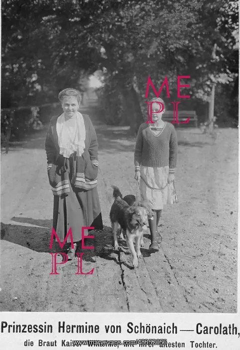 : Hermine Reuss Elder Line with her daughter during a walk : Hermine Reuss Elder Line with her daughter during a walk