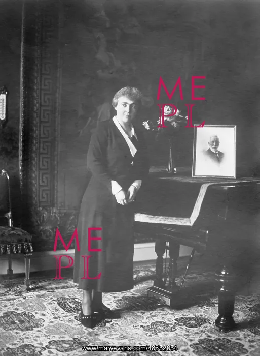 : Hermine Reuss - Elder Line in front of a piano, 1932 : Hermine Reuss - Elder Line in front of a piano, 1932