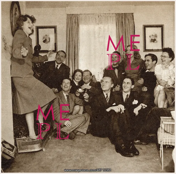 : Hermione Gingold at home : Hermione Gingold at home