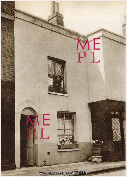 : Hermione Gingold at home : Hermione Gingold at home