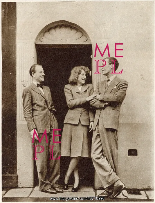 : Hermione Gingold at home : Hermione Gingold at home