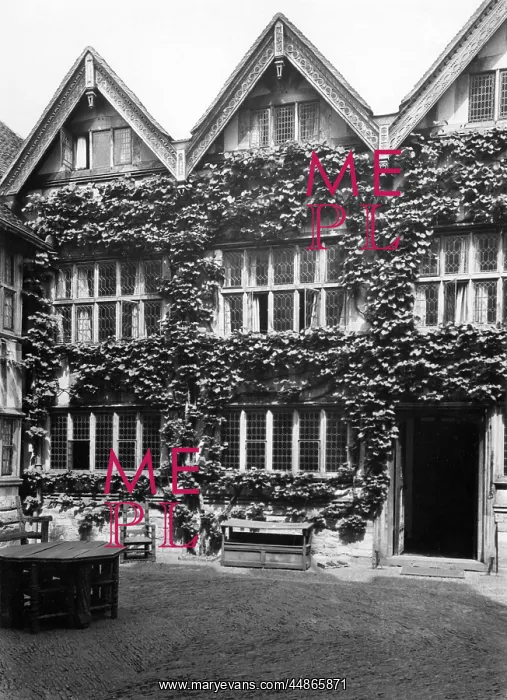 : HEVER CASTLE COURTYARD : HEVER CASTLE COURTYARD