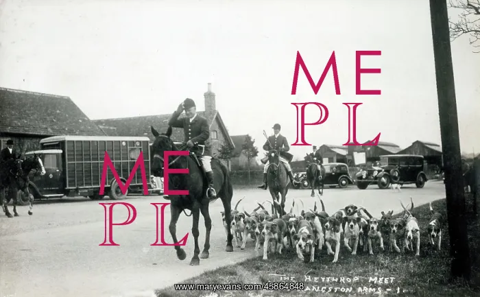 : The Heythrop Hunt Meet at the Langston Arms Hotel : The Heythrop Hunt Meet at the Langston Arms Hotel