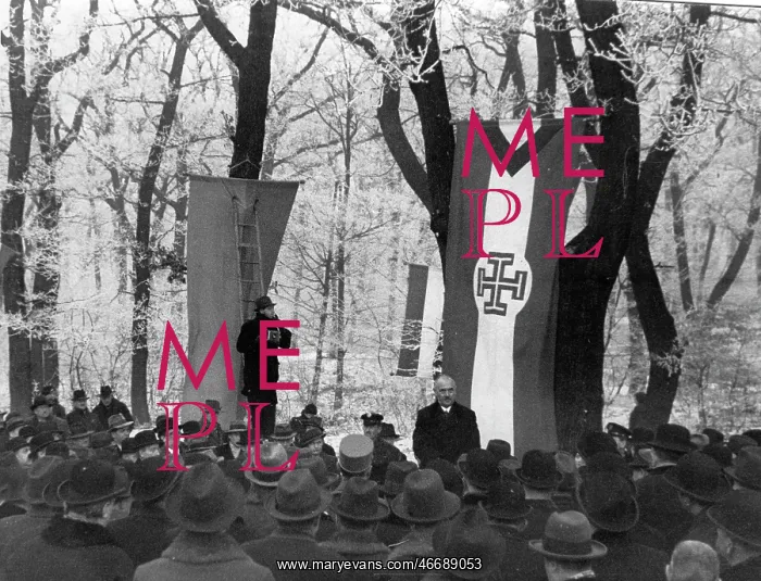 : High Road. The mayor of Vienna Richard Schmitz give an adress at the cut : High Road. The mayor of Vienna Richard Schmitz give an adress at the cut