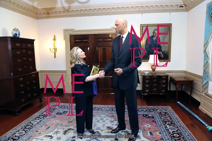 : Hillary Clinton with Kareem Abdul-Jabbar. ? : Hillary Clinton with Kareem Abdul-Jabbar. ?