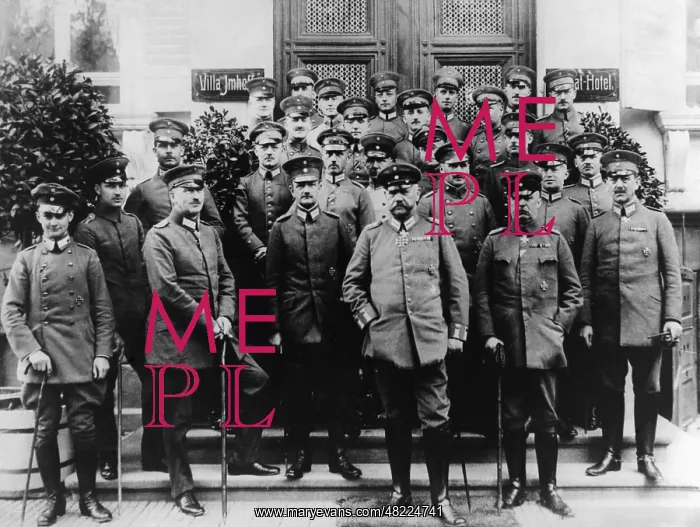 : Hindeburg and Ludendorff with General Staff : Hindeburg and Ludendorff with General Staff