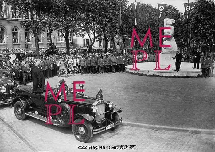 : Hindenburg at the unveiling of a monument : Hindenburg at the unveiling of a monument