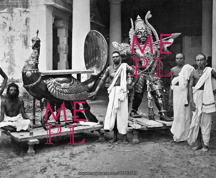 : Hindus with representations of Durga and Vishnu, 1913 : Hindus with representations of Durga and Vishnu, 1913
