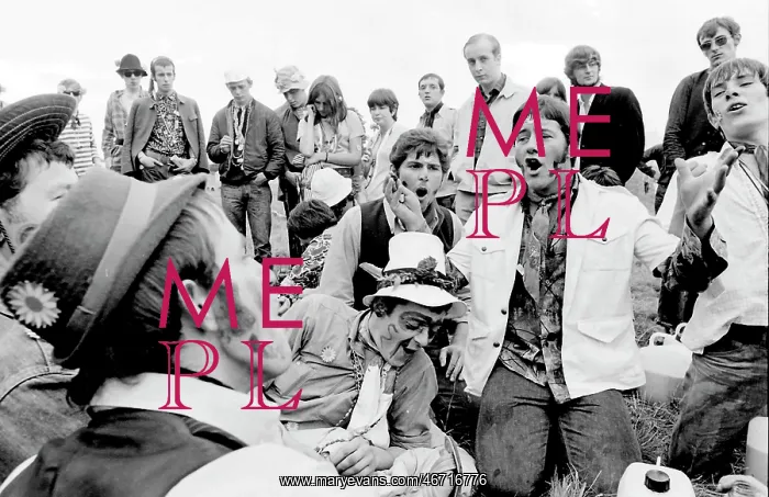 : Hippy men having fun at Woburn Park : Hippy men having fun at Woburn Park