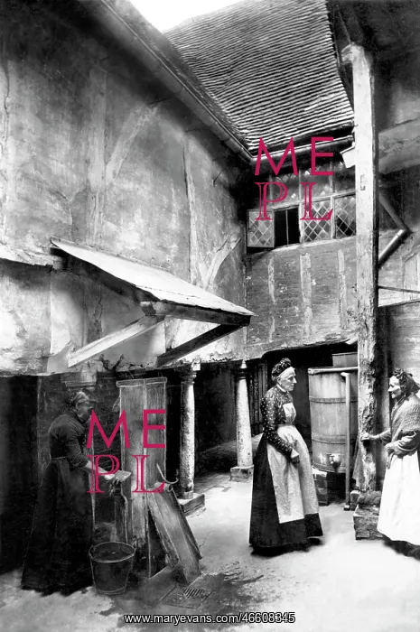 : Hitchin, the Inner Courtyard, The Biggin 1903