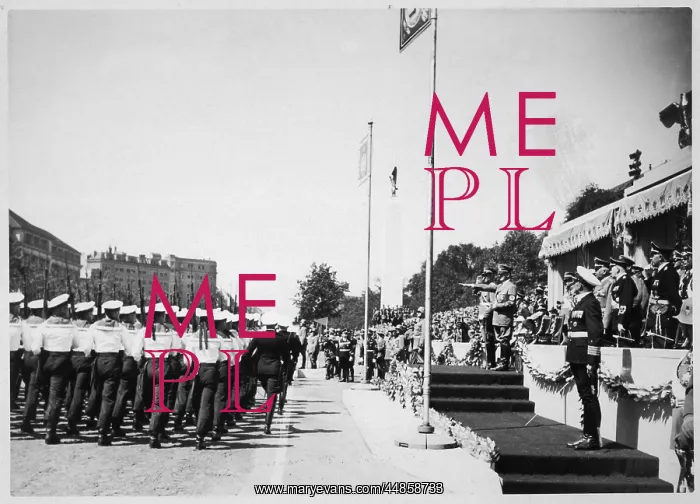 : HITLER / KRIEG'S PARADE : HITLER / KRIEG'S PARADE