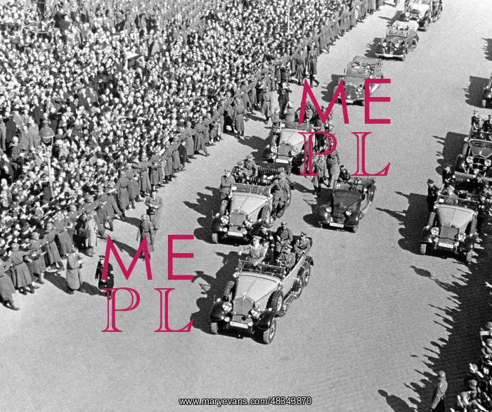 : Hitler's arrival at the Heldenplatz in Vienna, 1938 : Hitler's arrival at the Heldenplatz in Vienna, 1938