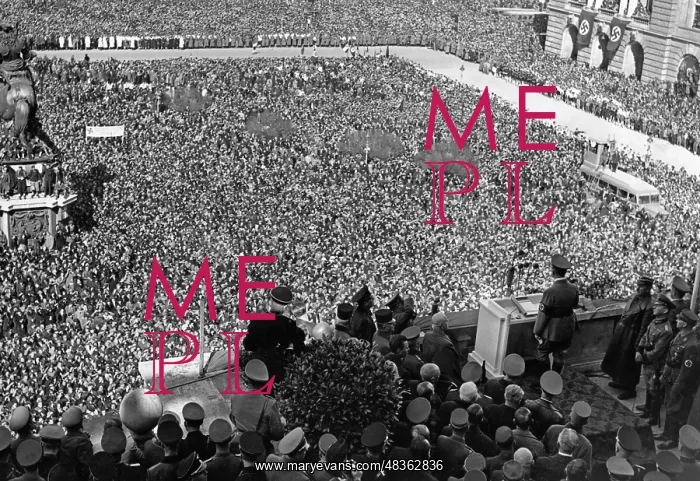 : Hitler's speech on the Heldenplatz, 1938 : Hitler's speech on the Heldenplatz, 1938